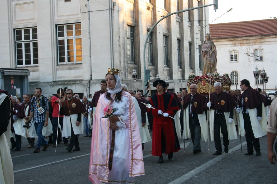 Um momento raro: a Rainha Santa Isabel foi em procissão de Santa Cruz à Sé Nova