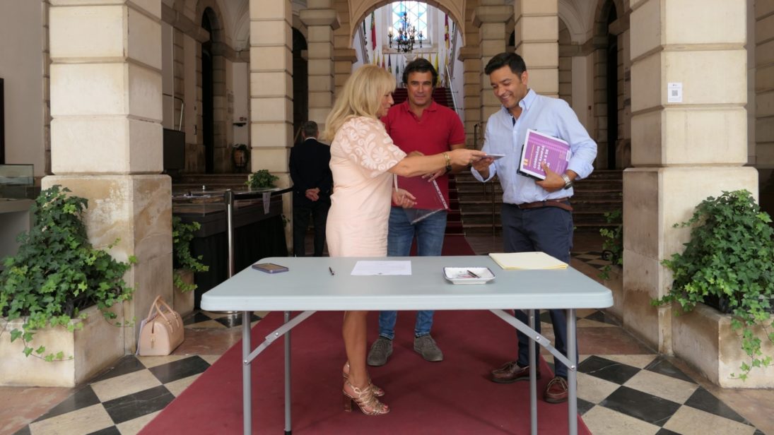 CM de Coimbra consigna empreitada de construção dos corrimãos das rampas da Praça 8 de Maio