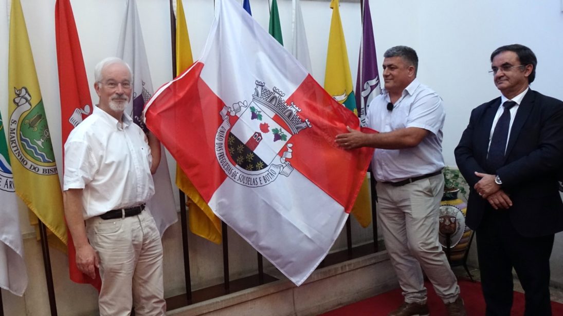 Bandeira oficial da União das Freguesias de Souselas e Botão foi colocada nos Paços do Concelho