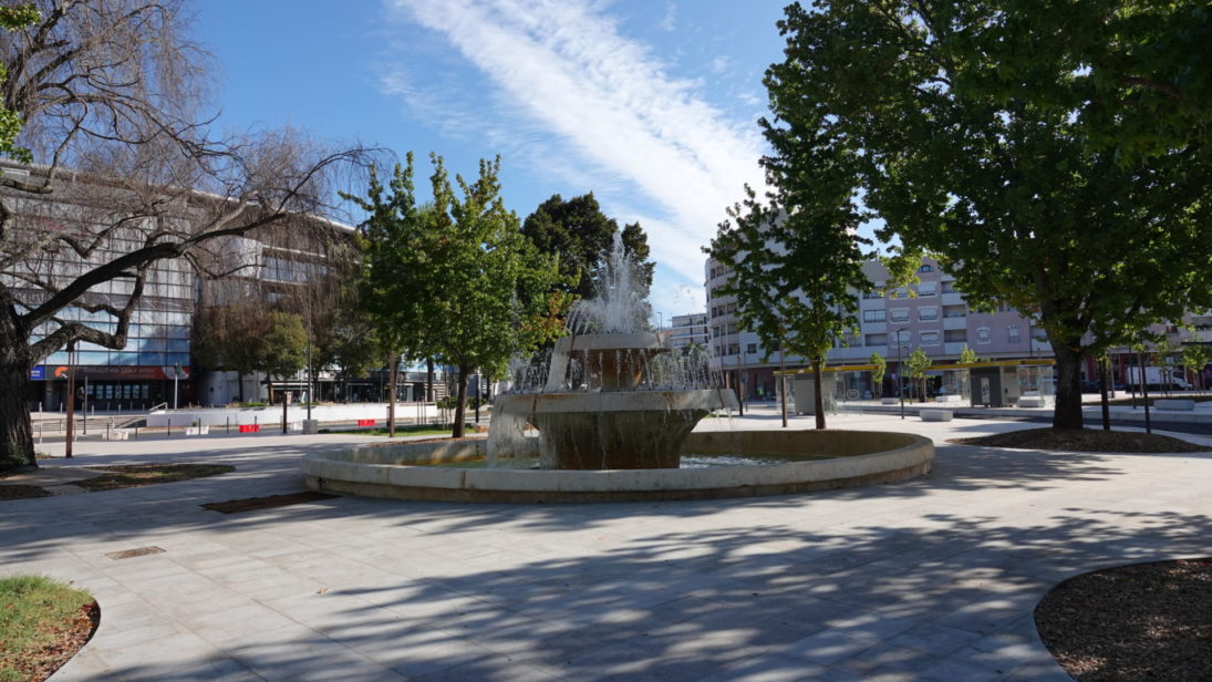 Câmara ilumina de vermelho a fonte da Praça 25 de Abril para assinalar o Dia Mundial do Coração