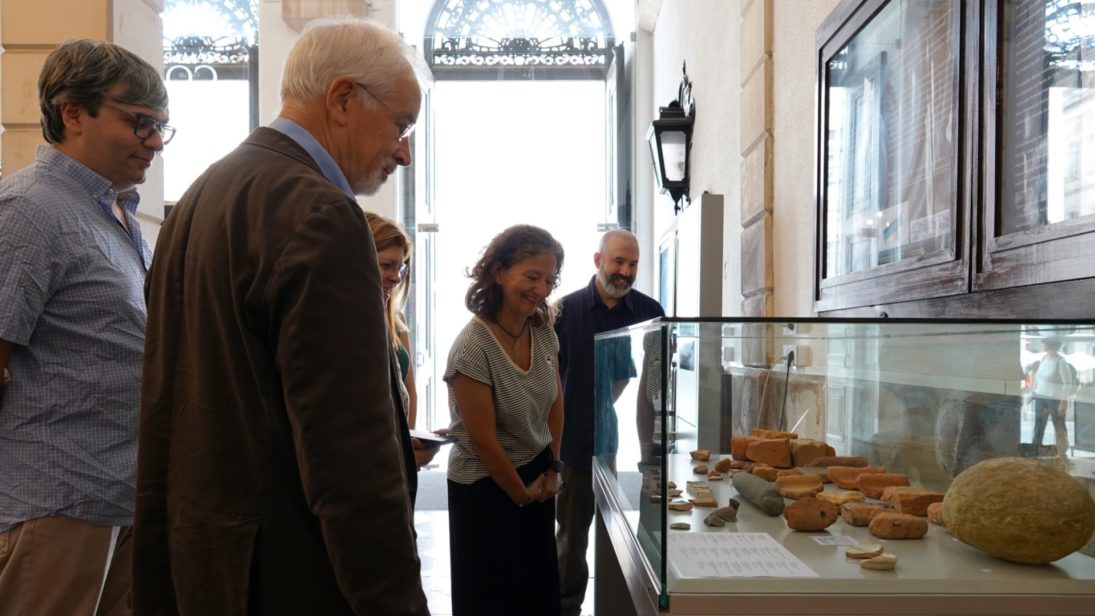 Materiais recolhidos durante trabalho de prospeção arqueológica em exposição no átrio da CM de Coimbra