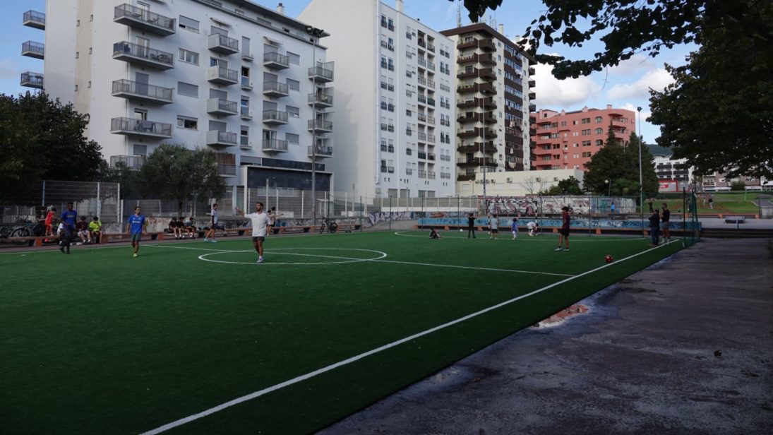 Campo de 5 do Parque Linear do Vale das Flores tem novo piso sintético de última geração